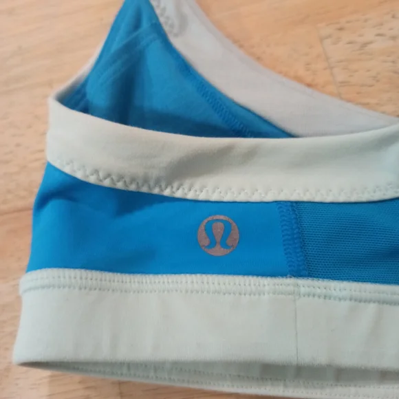 Lululemon Women's Sports Bra Size 4 - Picture 6 of 12